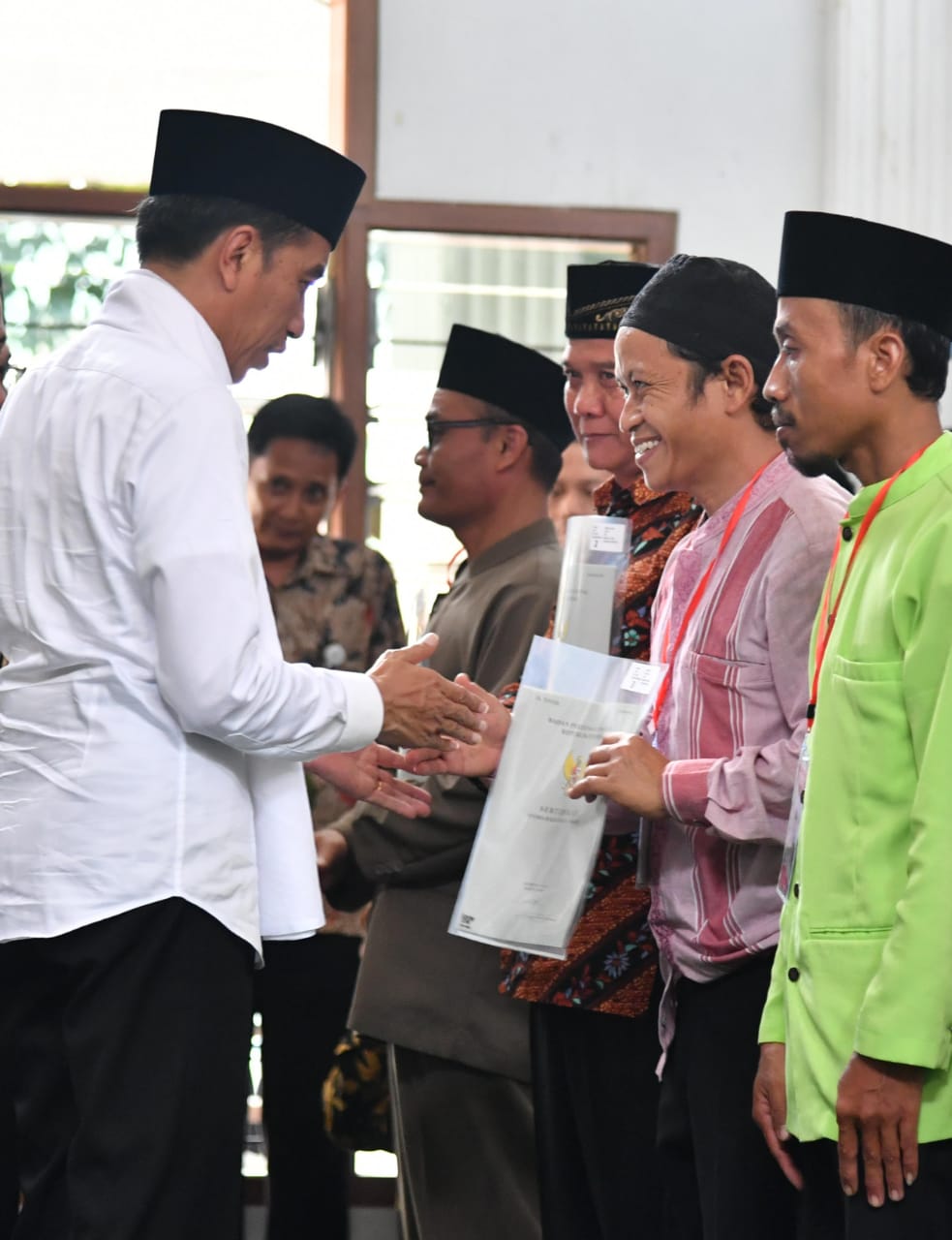 Presiden Serahkan 115 Sertifikat Wakaf di Cianjur ...