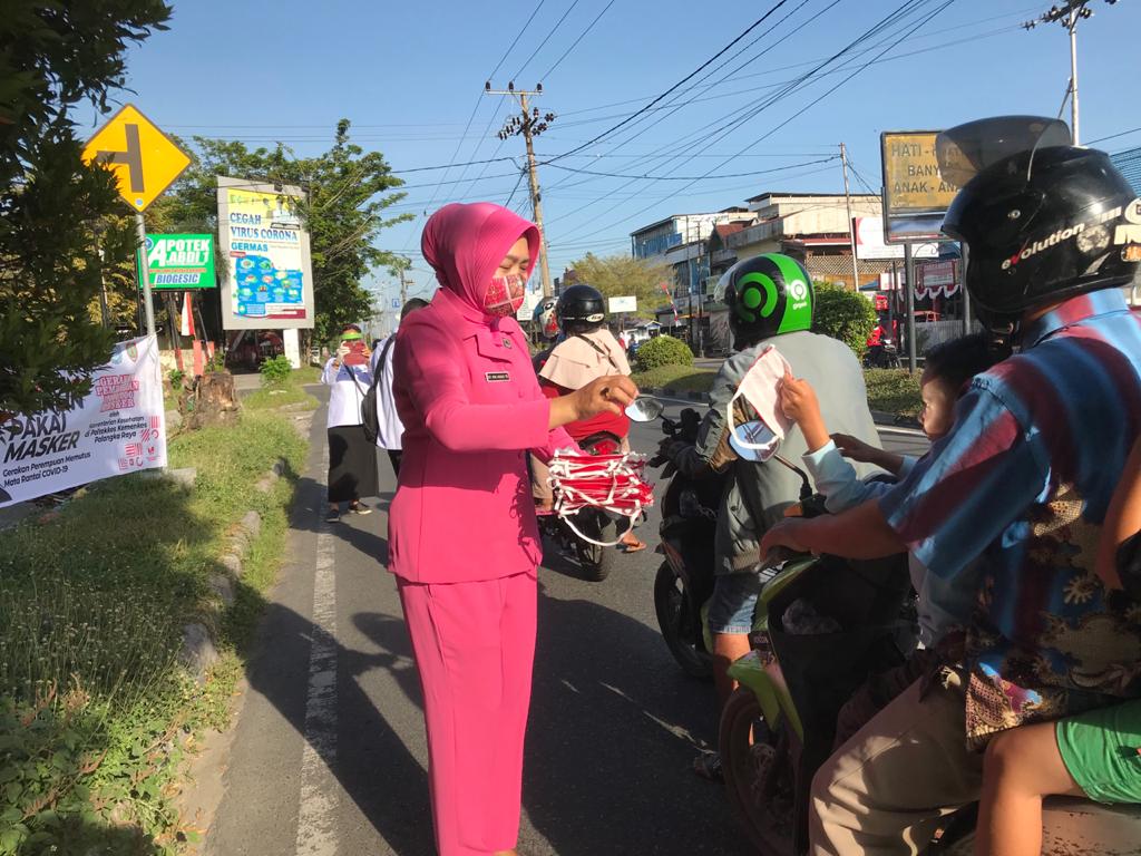 Peduli Pencegahan Covid -19, Bhayangkari Kalteng Bagikan Masker 